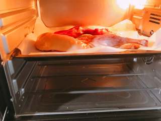 10、烤箱版北京烤鸭,将烤盘放入烤箱,上火200度下火150度,烤箱预热20分钟。上火200度下火150度烤制1个小时;上火调制250度,下火不变,烤20分钟至鸭皮变为金黄色。