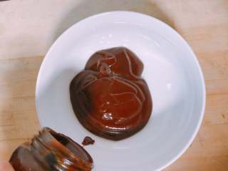 11、烤箱版北京烤鸭,在烤鸭的同时,制作酱料。在碗中倒入甜面酱200g。