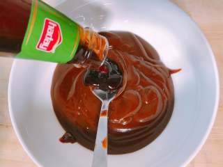 12、烤箱版北京烤鸭,倒入耗油50g。