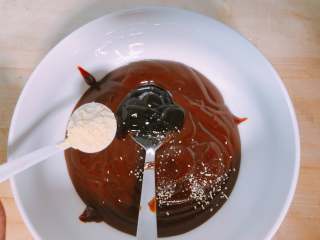 13、烤箱版北京烤鸭,倒入鸡精25g。