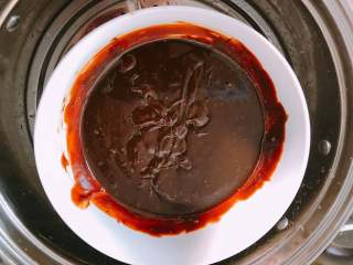 15、烤箱版北京烤鸭,锅中添水,将搅拌均匀的酱料放入蒸笼,蒸至鸡精融化,取出。