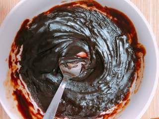 16、烤箱版北京烤鸭,蒸好的酱料可以倒入5g香油,搅拌均匀。