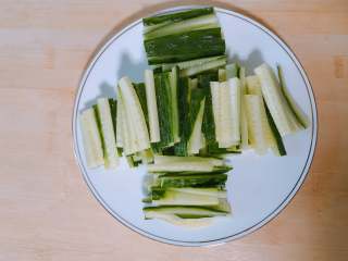 17、烤箱版北京烤鸭,黄瓜切成小段。