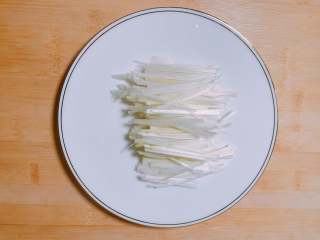 18、烤箱版北京烤鸭,葱白切成细丝。