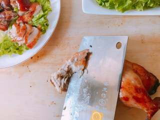 20、烤箱版北京烤鸭,将烤好的鸭切片。