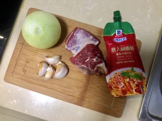 1、番茄肉酱意面,准备材料