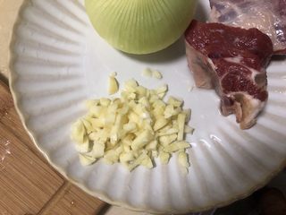 2、番茄肉酱意面,蒜切成蒜末