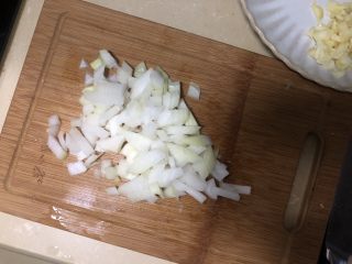 3、番茄肉酱意面,洋葱切丁或者条都可以