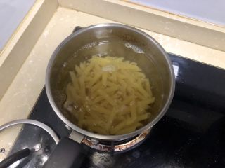 6、番茄肉酱意面,开水加意面煮8-12分钟