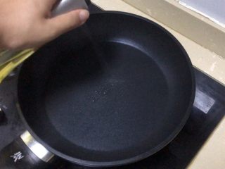 8、番茄肉酱意面,热锅喷入橄榄油