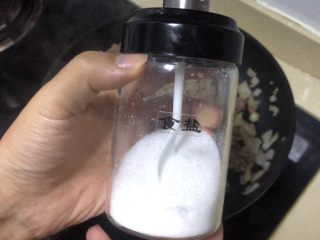 13、番茄肉酱意面,加少许盐，约4-5g