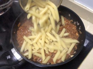 16、番茄肉酱意面,加入煮好的意大利面
