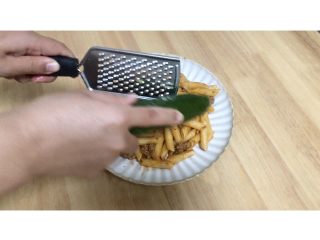 18、番茄肉酱意面,盛盘后擦少许黄瓜丝