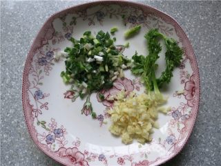 5、教你做一碗销魂的油泼面,将香葱切成碎，大蒜去皮拍扁再切成碎