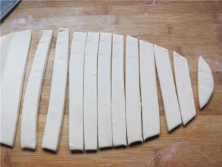 7、教你做一碗销魂的油泼面,把醒好面片切成宽条