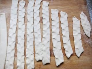 8、教你做一碗销魂的油泼面,用手指在在两边捏一下将其捏薄