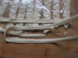 9、教你做一碗销魂的油泼面,再两手向两边轻拉一下，此时面条会变得长而且薄了，对折拉伸，一般对折2次可达到理想厚度