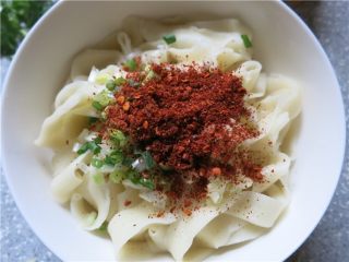 13、教你做一碗销魂的油泼面,将辣椒面放在最上面
