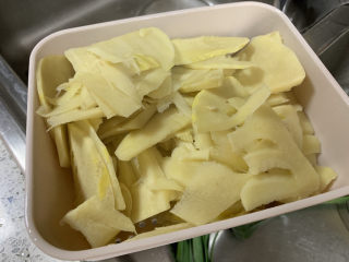 8、春笋炒腊肉,沥水备用