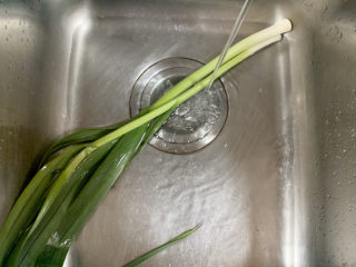 11、春笋炒腊肉,蒜苗清洗干净后切段