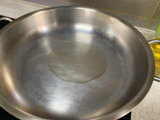 14、春笋炒腊肉,热锅,放入多一点油