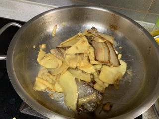 18、春笋炒腊肉,加一点水,盖上锅盖焖一分钟,然后放入盐,糖,生抽调味