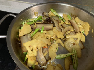 19、春笋炒腊肉,汁快收干的时候放入辣椒炒至断生