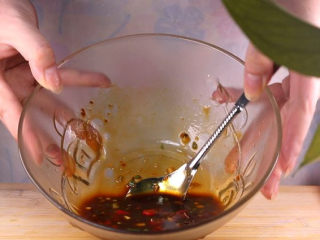 13、往青椒里塞入半斤金针菇，这味道绝了！,加入少许的清水，用勺子将调料拌匀后备用。