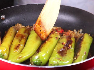 19、往青椒里塞入半斤金针菇，这味道绝了！,让青椒跟金针菇充分熟透，汤汁收的差不多了，就可以出锅了。