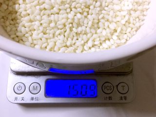 1、蔓越莓糯米饭,称量150克圆糯米