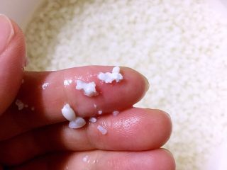 4、蔓越莓糯米饭,浸泡后的圆糯米，用手碾压能很容易碾碎