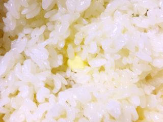 9、蔓越莓糯米饭,一边搅拌糯米饭，让黄油与糯米饭充分混合，至黄油完全融化