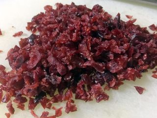 11、蔓越莓糯米饭,将蔓越莓干切碎，切的颗粒尽量小一些