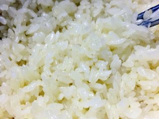 10、蔓越莓糯米饭,添加黄油后的糯米饭，微黄，喷香