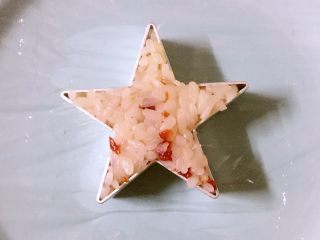 14、蔓越莓糯米饭,将糯米饭填入模具，压紧、压实