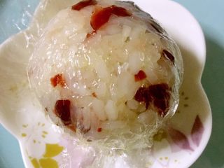 16、蔓越莓糯米饭,从第16步开始，可以直接用保鲜膜包适量糯米饭做成球状