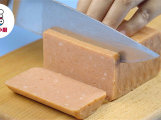 1、微波炉泡面部队锅,午餐肉切片放入微波炉中火加热约1.5分钟