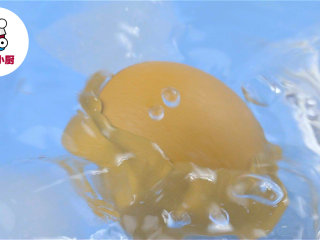 2、微波炉泡面部队锅,生鸡蛋1个，用针在鸡蛋底部戳个小洞，放入沸水中，小火煮约6分钟，捞出过冰水备用