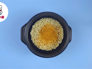 3、微波炉泡面部队锅,泡面面饼1个放入碗中，放入泡面调料包，倒入热水