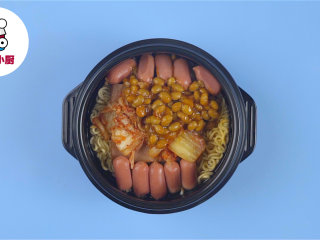 4、微波炉泡面部队锅,放入午餐肉、小香肠、泡菜、黄豆罐头和芝士片1片，放进微波炉高火加热约2.5分钟
