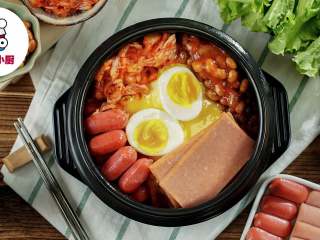 5、微波炉泡面部队锅,取出放入溏心蛋即可