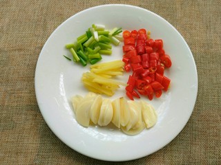 3、香辣猪蹄,准备八角、桂皮，葱、小米椒切段，姜切丝、蒜切片。