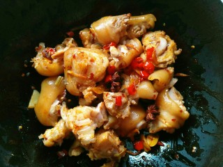 7、香辣猪蹄,倒入猪蹄翻炒均匀。