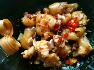 8、香辣猪蹄,加生抽、老抽适量。