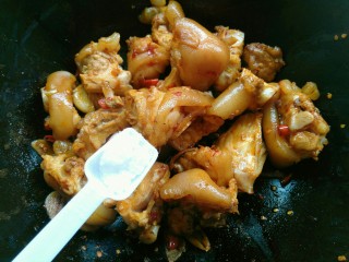 10、香辣猪蹄,适量食盐，翻炒均匀。