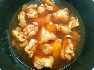 11、香辣猪蹄,加适量清水和猪蹄齐平，大火烤开。