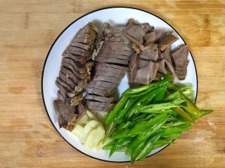 1、超满足便当（23）,猪舌是市场买的卤好的 切小块 青椒洗净切段 蒜切片