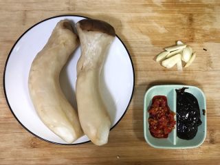 2、超满足便当（23）,杏鲍菇洗净（因为洗着才准备做饭 又和包子出去一趟 导致杏鲍菇一直泡在水里 泡久了）蒜切片 豆瓣酱和剁椒准备好（因为没有郫县豆瓣酱 直接用郫县豆瓣酱 更方便）