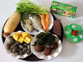 1、蔬菜海杂拌火锅????,所有食材洗净后备用、浓汤宝、花菇、海带丝、藕、猪血洗净、花蛤提前用淡盐水浸泡一个小时吐沙、海蛎子用清水冲洗干净……