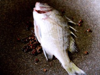 7、蔬菜海杂拌火锅????,放入洗净的海浮鱼